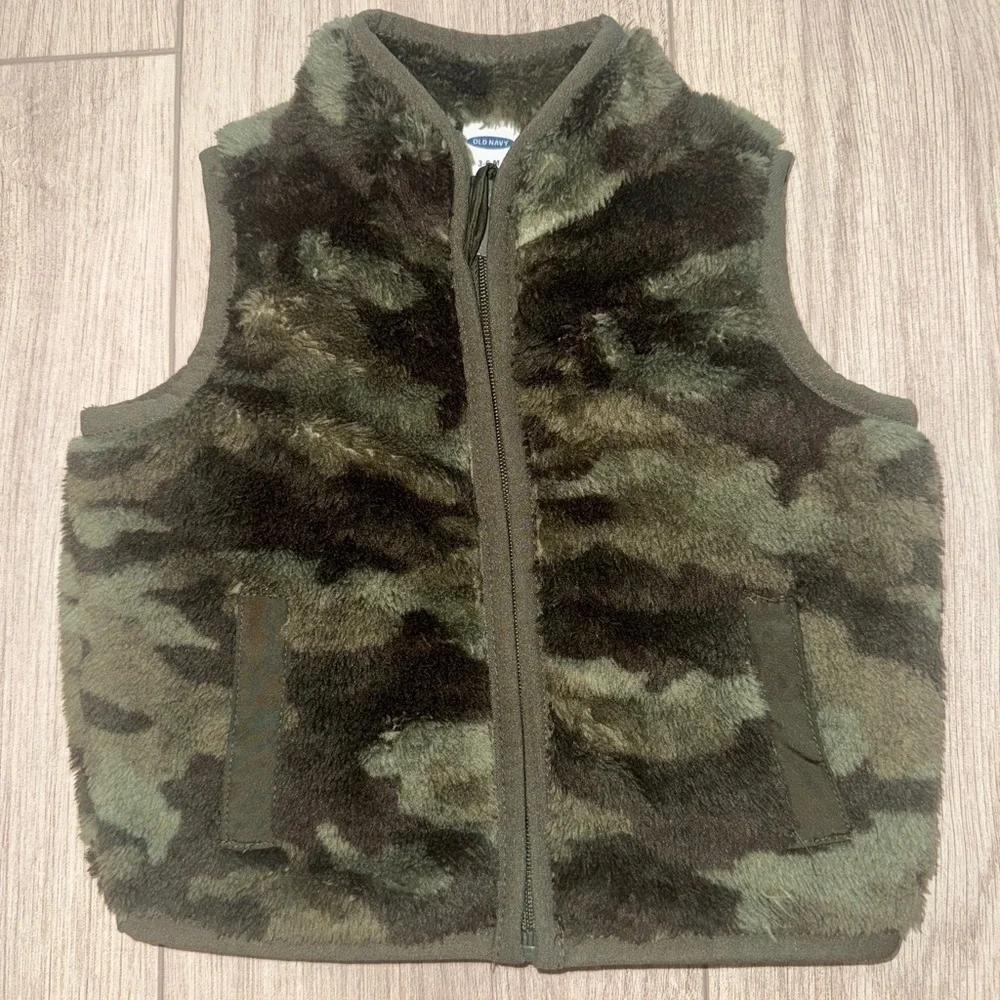 Old Navy Green Camouflage Fleece Vest